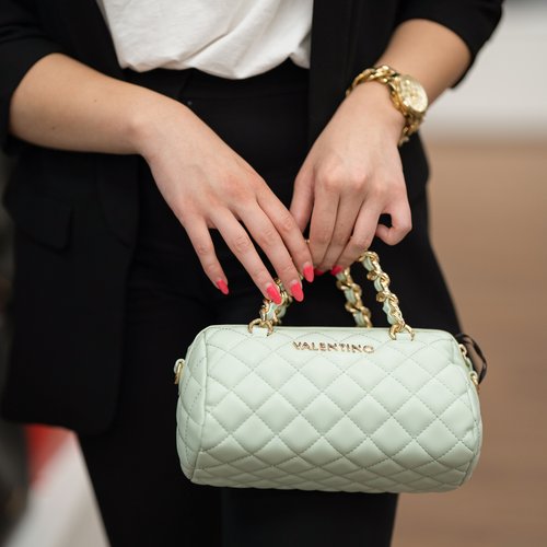 Elegantna Valentino torbica je #SUPER dodatek za k obleki, ki jo boš nosila kot gostja na poroki. 👛 Se strinjaš? 😍 
...