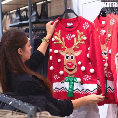 Dočakali smo čas v letu, ko je absolutno sprejemljivo, da nosiš božični pulover 24/7! 🎅🏼🧣🧤 Obleci ga za v šolo, službo...